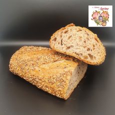 pain aux céréales a la farine de blé tendre semi complete coupé en deux de la cabane a farine en alsace avec un mélange de 5 céréales et d'épeautre vue de face
