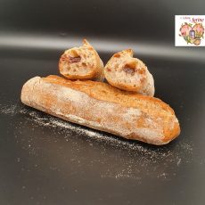 petite baguette individuelle a la farine de blé tendre semi complete avec une barre de chocolat au levain coupé en 2 de notre enfance de la cabane a farine a dessenheim vue de face
