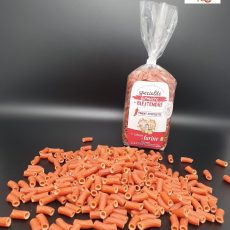 pates artisanales et fermière faite maison a la farine semi-complete de blé tendre moulu sur meule de pierre macaroni cabanettes au piment d'Espelette de la cabane a farine présenté en vrac et en sachet de 250g sur fond noir en alsace dans le grand-est labélisé Haute Valeur Environnementale HVE et du réseau bienvenue a la ferme