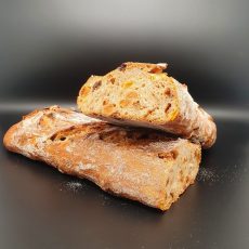 pain au levain fermier aux fruits avec des raisins blonds, raisins bruns, figues, abricots, pruneaux, amandes, noisettes