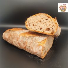 pain nature a la farine de blé tendre semi complete au levain coupé en deux de la cabane a farine en alsace vue de face