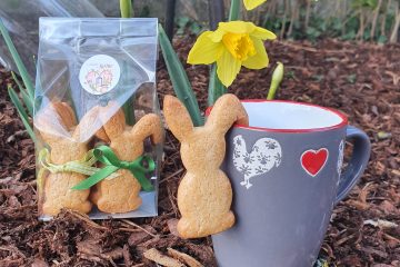 Gâteau à la farine d'épeautre en forme de lapins avec l'oreille cassé pour accroché à la tasse pâques